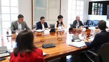 El presidente del Gobierno, Pedro Sánchez (1i); el ministro de Asuntos Exteriores, Unión Europea y Cooperación, José Manuel Albares (2i), y la ministra de Inclusión, Seguridad Social y Migraciones, Elma Saiz (2d), durante una reunión con representantes del Patronato de la Fundación Centro para la Memoria de las Víctimas del Terrorismo, en el Complejo de la Moncloa, a 23 de julio de 2024, en Madrid (España). Durante el encuentro, Pedro Sánchez les ha trasladado el apoyo del Gobierno y su compromiso con todas las iniciativas que contribuyan a mantener viva la memoria de los hechos, a deslegitimar el terrorismo, y a seguir situando a las víctimas en el centro de sus preocupaciones.
23 JULIO 2024;MADRID;SÁNCHEZ;REPRESENTANTES PATRONATO FUNDACIÓN CENTRO
Pool Moncloa/Fernando Calvo
23/07/2024