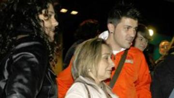 <b>EL PICHICHI, EN MADRID. </b>Villa fue el futbolista más solicitado en la llegada de la expedición valencianista a su hotel, ayer por la noche.