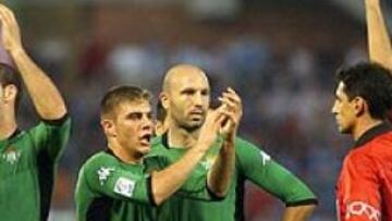 <b>AGRESIÓN.</B> Según reflejó el árbitro en el acta, el bético fue expulsado "por dar un manotazo en la cara y a continuación un empujón en el pecho con ambas manos a un jugador contrario, estando el juego detenido".