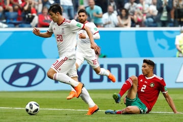 El delantero iraní Sardar Azmoun  y el defensa marroquí Achraf Hakimi disputan una posesión durante el partido Marruecos-Irán, del Grupo B del Mundial de Fútbol de Rusia 2018