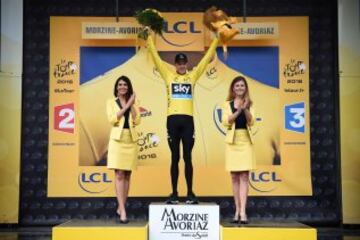 Chris Froome with the yellow jersey.