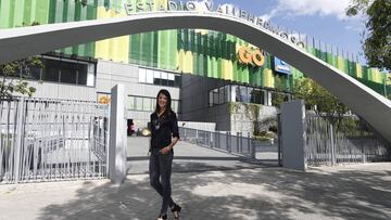 Ruth Beitia posa delante de la sede de Go Fit en el Estadio Vallehermoso de Madrid.