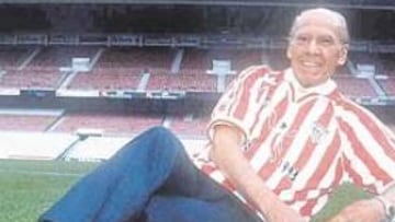 Zarra posó en 2001 con la camiseta del centenario en San Mamés, estadio en el que se convirtió en un mito.