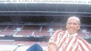 <b>MITO. </b>Zarra posó en 2001 con la camiseta del centenario en San Mamés, estadio en el que se convirtió en un mito.