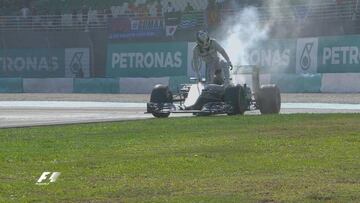 Hamilton, tras romper su Mercedes y abandonar en Sepang.