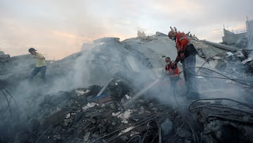 Palestinians conduct search and rescue operations at the site of Israeli strikes on a residential building, in the central Gaza Strip October 31, 2023. REUTERS/Ahmed Zakot