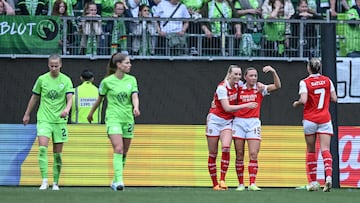 Wolfsburg (Germany), 23/04/2023.- Stina Blackstenius of Arsenal (C) celebrates with teammates after scoring the 2-2 equalizer goal during the UEFA Women's Champions League semi-final 1st leg soccer match between VfL Wolfsburg and Arsenal WFC in Wolfsburg, Germany, 23 April 2023. (Liga de Campeones, Alemania) EFE/EPA/FILIP SINGER