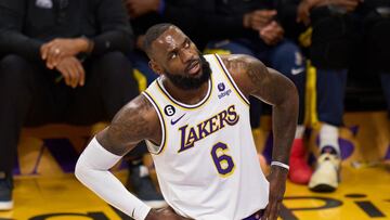 Los Angeles (United States), 20/05/2023.- Los Angeles Lakers forward LeBron James looks down the court during the first half of the NBA Western Conference Finals game at Crypto.com Arena in Los Angeles, California, USA, 20 May 2023. (Baloncesto, Estados Unidos) EFE/EPA/ALLISON DINNER SHUTTERSTOCK OUT
