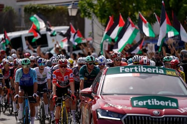 El pelotón durante la 20º etapa de La Vuelta España 2025.