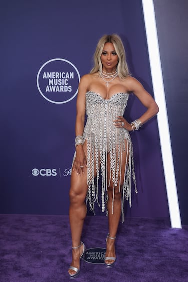 Ciara posa en la alfombra roja de los American Music Awards 2025 celebrados en Las Vegas.