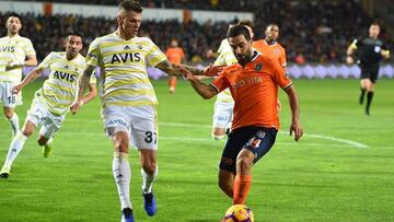 Arda Turan, durante un lance del juego en el partido que enfrentaba a Fenerbahce e Istanbul Basaksehir turco.