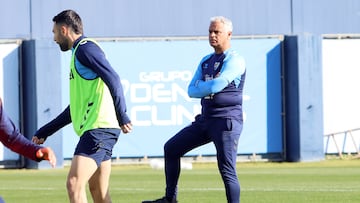 Sergio Pellicer, entrenador del Málaga CF, durante un entrenamiento en el Anexo.