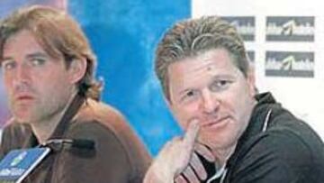 <b>DESPEDIDA. </b>Julio Bañuelos, junto a Piterman en su última rueda de Prensa como técnico del Alavés.
