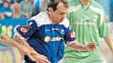 Marcelo controla un balón.