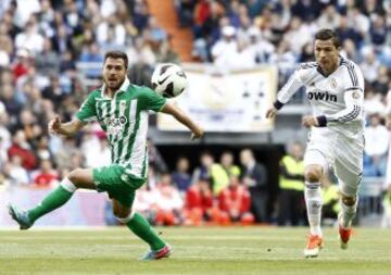 Cristiano Ronaldo lucha con Javier Chica por el balón.