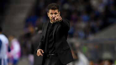 Atletico Madrid's Argentinian coach Diego Simeone gestures during the UEFA Champions League 1st round Group B football match between FC Porto and Club Atletico de Madrid at the Dragao stadium in Porto, on November 1, 2022. (Photo by MIGUEL RIOPA / AFP)