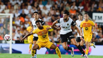 Rafa Mir pugna por un balón con Balde.