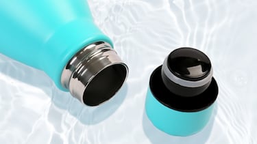 No es una nevera, pero va a mantener tu agua fría en días de calor por una milésima parte de su precio