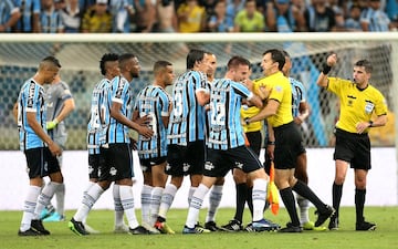 El zaguero brasileño fue expulsado del partido ante River por el árbitro uruguayo Andrés Cunha.
Bressan 