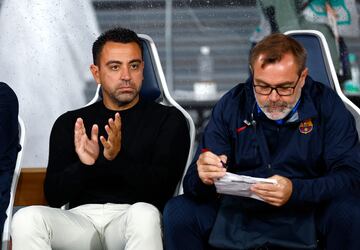 Xavi Hernández y Óscar Hernández en los banquillos del Japan National Stadium.