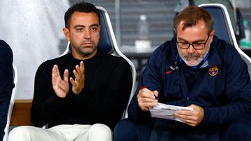 Xavi Hernández y Óscar Hernández en los banquillos del Japan National Stadium.