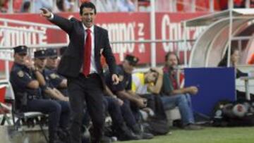 Unai Emery da instrucciones a sus jugadores durante el partido contra el Friburgo.