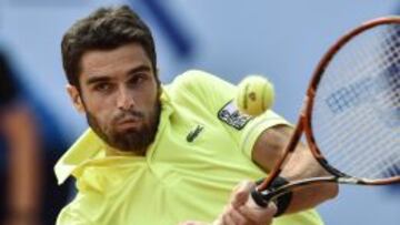 Pablo And&uacute;jar efectuando un golpeo en el encuentro de cuartos de final del torneo de Gstaad (Suiza) ante Marcel Granollers. 