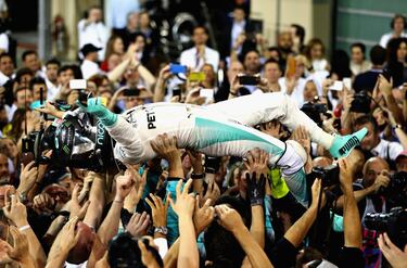 Fue la última vez que Yas Marina decidió el campeón, y no se olvidará. Hamilton se llevó la victoria (encadenó las cuatro últimas), pero Rosberg acabó justo detrás y ganó su primer y único Mundial por solo cinco puntos tras una lucha apasionante durante todo el año. Poco después, Nico anunció su sorprendente retirada. 