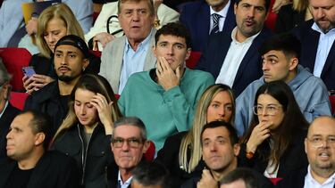 Los jugadores blaugranas lesionados, Raphinha, Andreas Christensen y Pedri, viendo el partido en la grada. 
 


