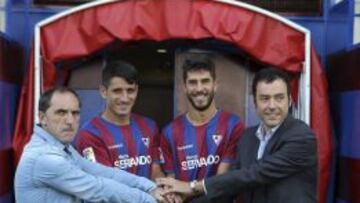 GRA201. EIBAR (GIPUZKOA), 27/08/2014.- El defensa Didac Vilá (2d) y el mediapunta Saúl Berjón (2i) posan con el presidente y el director deportivo del Eibar, Alex Aranzabal (d) y Fran Garagarzal (i), respectivamente, en el estadio de Ipurua de la localidad armera, donde ha sido presentados hoy como nuevo jugador del Eibar