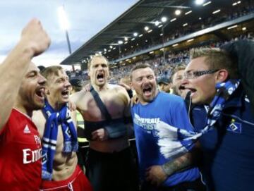 Los jugadores del Hamburgo festejan su permanencia en la BUndesliga. 