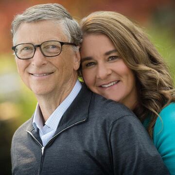 El magnate estadounidense y cofundador de Microsoft, uno de los hombres más ricos del mundo, ha donado a través de su fundación Bill y Melinda Gates un total de 100 millones de euros para combatir la enfermedad. Veinte millones se han destinado a instituciones de la Organización Mundial de la Salud, los Centros para el Control y la Prevención de Enfermedades de Estados Unidos y China, y la Comisión Nacional de Salud de China. Otros veinte millones se han inyectado a las autoridades sanitarias de países del África subsahariana y el sudeste asiático, y los 60 restantes se dirigirán a la financiación de la investigación de la vacuna y los diversos tratamientos del Covid-19.