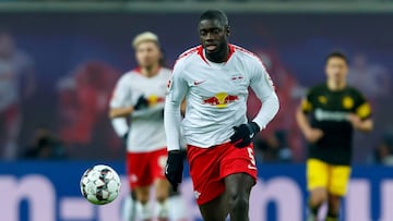 Dayot Upamecano, en un partido de la Bundesliga con el Leipzig.