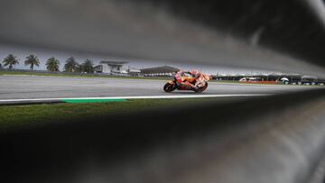 Repsol Honda Team&#039;s Spanish rider Marc Marquez negotiates a corner during the second practice session of the Malaysia MotoGP at the Sepang International Circuit in Sepang on November 2, 2018. (Photo by Mohd RASFAN / AFP)