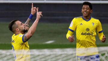 CÁDIZ, 10/01/2021.-Álvaro Negredo (i), del Cádiz, celebra junto a su compañero Anthony Rubén Lozano, el tercer gol ante el Deportivo Alavés en el partido correspondiente a la jornada 18 de LaLiga Santander que est
