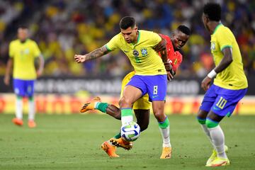 Cissé trata de frenar a Guimaraes durante el Brasil-Guinea que se disputó en Barcelona el pasado fin de semana. 
