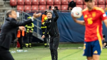 Santi Denia, en el Espa?a-Italia del Europeo 2025 Sub-21. Se va a Qatar.