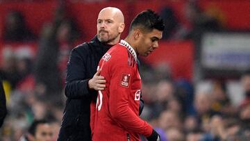 Erik ten Hag, entrenador del Manchester United, saluda a Casemiro tras ser sustituido.