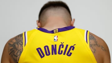 Luka Doncic durante la jornada de prensa de Los Angeles Lakers en el Centro de Entrenamiento de Salud de UCLA en El Segundo, California.