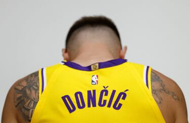 Luka Doncic durante la jornada de prensa de Los Angeles Lakers en el Centro de Entrenamiento de Salud de UCLA en El Segundo, California.