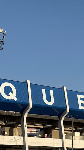 MEX5477. QUERÉTARO (MÉXICO), 25/02/2026.- Un helicóptero de la Policía sobrevuela las inmediaciones del estadio La Corregidora este miércoles, previo a un partido amistoso entre las selecciones de México e Islandia en la ciudad de Querétaro (México). EFE/ Alex Cruz