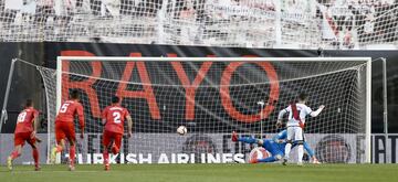 1-0. Adri¨¢n Embarba marc¨® de penalti el primer gol.