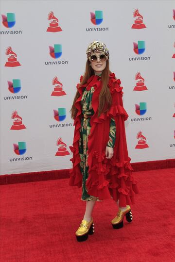 La artista y productora Victoria Morales-K¨¹hne llev¨® uno de los looks m¨¢s atrevidos de la noche en Las Vegas.