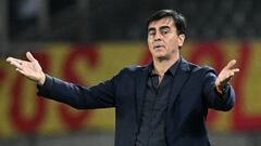 Colo-Colo's Argentine head coach Gustavo Quinteros gestures during the Copa Libertadores group stage first leg football match between Deportivo Pereira and Colo Colo, at the Hern�n Ram�rez Villegas stadium in Pereira, Colombia, on April 5, 2023. (Photo by JOAQUIN SARMIENTO / AFP)