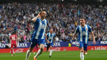 CORNELLÁ DE LLOBREGAT (BARCELONA), 30/04/2023.- El delantero del Espanyol Joselu (i) celebra su gol, primero del equipo catalán ante el Getafe, durante el partido de Liga de Primera División correspondiente a la jornada 32 que disputan RCD Espanyol y Getafe CF hoy domingo en el RCDE Stadium. EFE/Alejandro García
