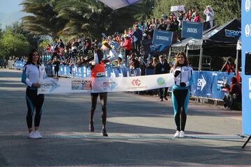 Monterrey vivió una fiesta importante con el Maratón Powerade, donde decenas de corredores desafiaron al frío para cumplir esta meta.