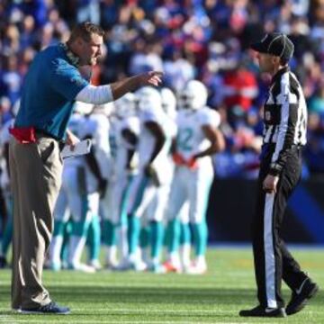 Dan Campbell protesta a los árbitros en el partido contra los Bills.