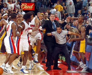 A 46 segundos del final del partido entre los Detroit Pistons y los Indiana Pacers, en 2004, Ron Artest y Ben Wallace se enzarzaron en una pelea. Cuando parecía que llegaba la calma, un aficionado lanzó un vaso contra Artest (luego Metta World Peace), que estaba tumbado sobre la mesa de anotadores, y se desencadenó una trifulca masiva entre los jugadores y el público. Nueve jugadores fueron sancionados con un total de 146 partidos y las multas ascendieron a 11 millones de dólares.