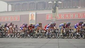 <b>AMBIENTE CONTAMINADO. </b>En la imagen, el pelotón del Tour de Pekín de 2011 circula bajo una considerable nube de polución a su paso por la Plaza de Tiananmen.