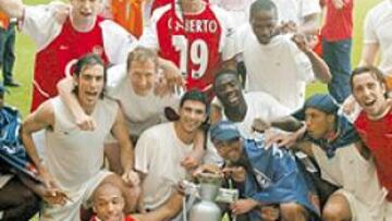 REYES YA ES UN CHAMPION. El sevillano, en el centro, celebró el título sobre el césped de White Hart Line.